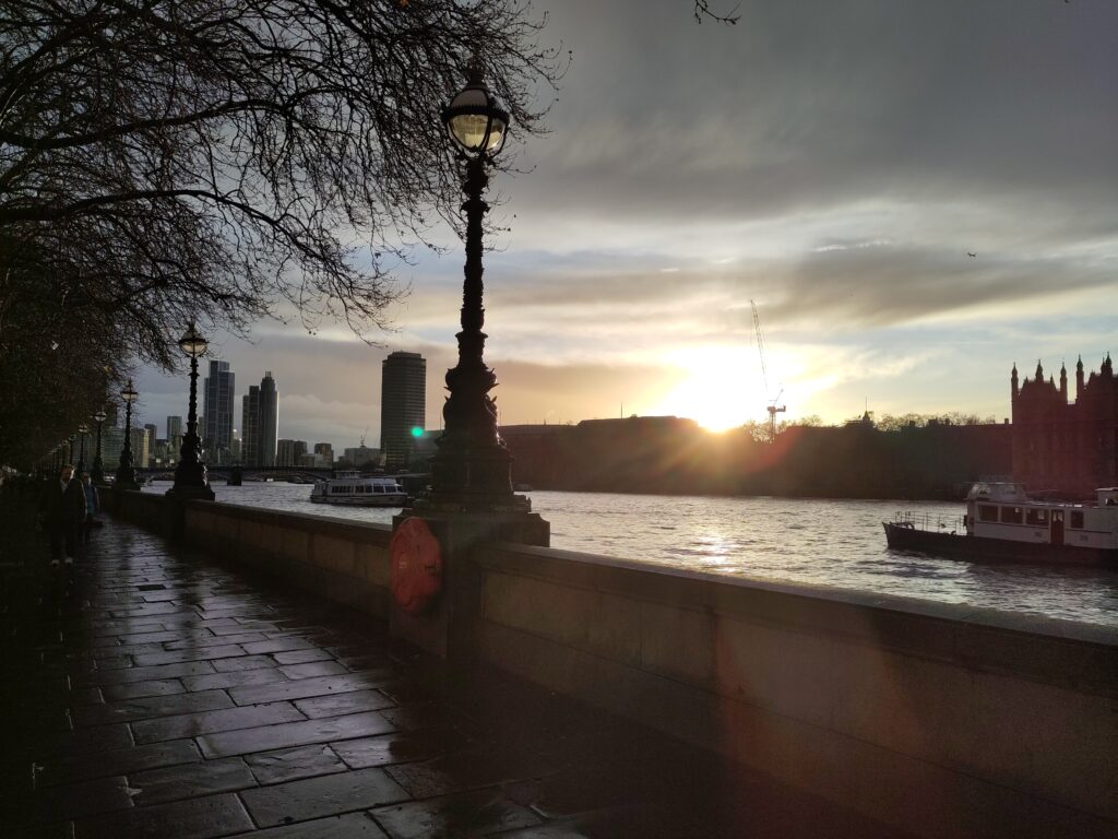 Photo showing sunset over the river thames in london